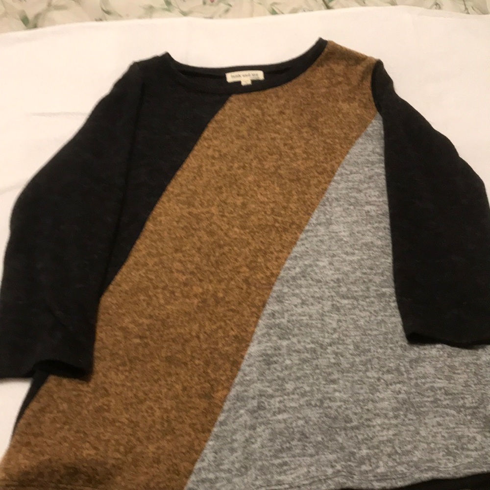 Light weight tri color sweater